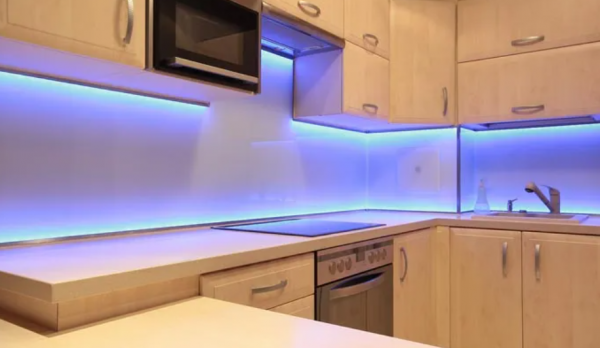 Kitchen set minimalis dengan pencahayaan LED